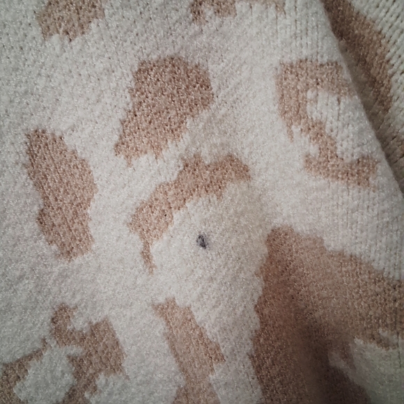 +$1🛍Pink Lily Cream and Tan Patterned Sweater - Picture 6 of 8